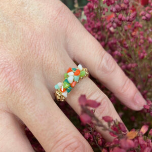 Anillo dorado con piedras de colores