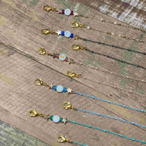 Cadena cuelgamascarillas con estrellas, piedras e inicial.