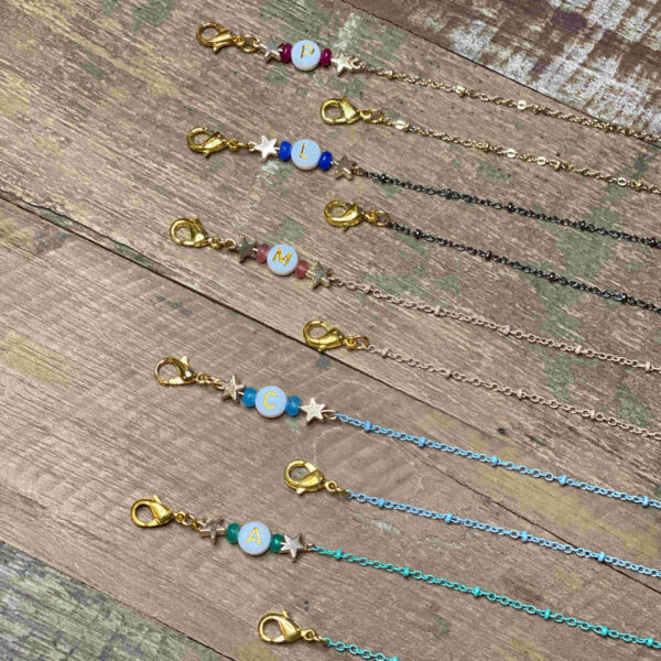 Cadena cuelgamascarillas con estrellas, piedras e inicial.