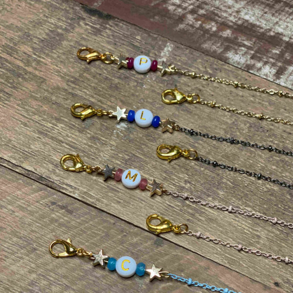 Cadena cuelgamascarillas con estrellas, piedras e inicial. - Imagen 2