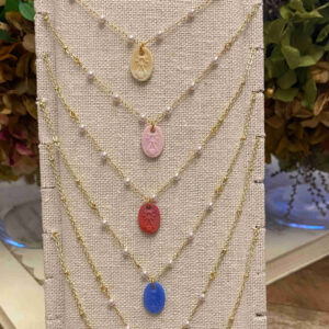 Collar mini virgen Covadonga con cadena y perlitas