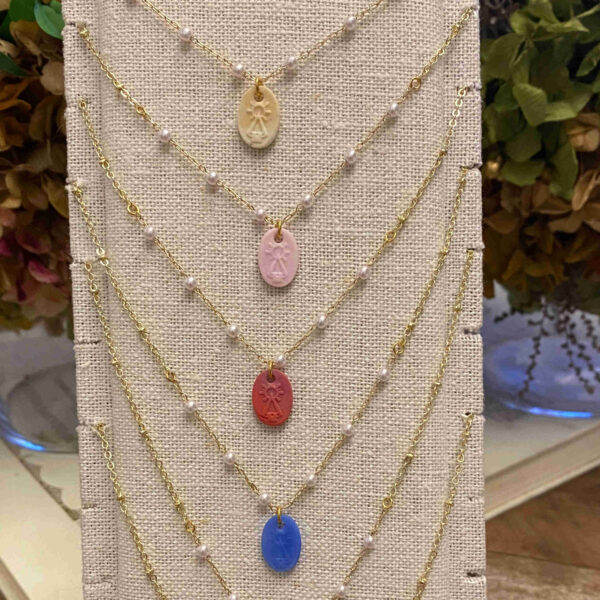 Collar mini virgen Covadonga con cadena y perlitas