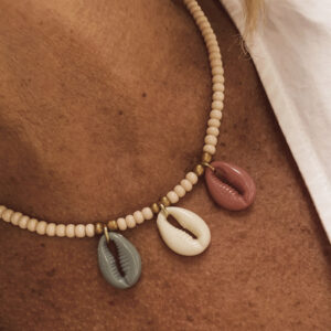 Collar abalorios con 3 conchas