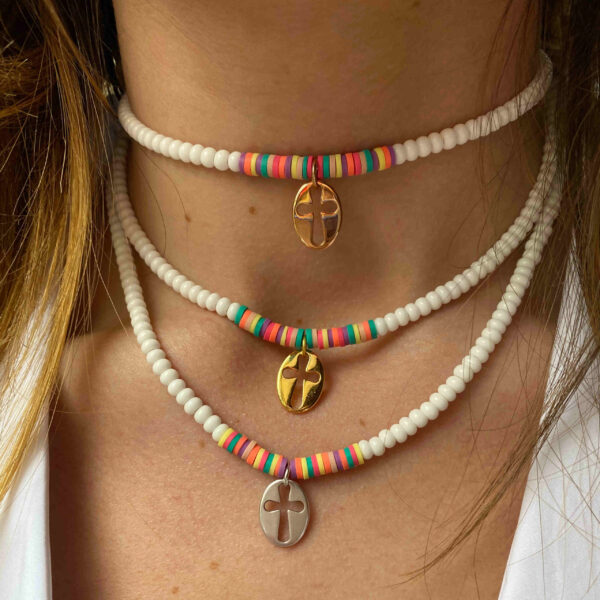 Collar abalorios y arcilla con Cruz de metal. - Imagen 3