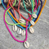 Collar abalorios colores con concha natural - Imagen 2