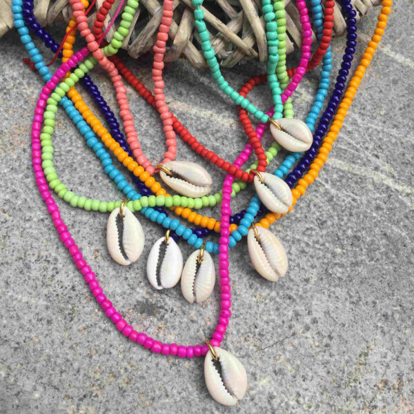 Collar abalorios colores con concha natural - Imagen 2