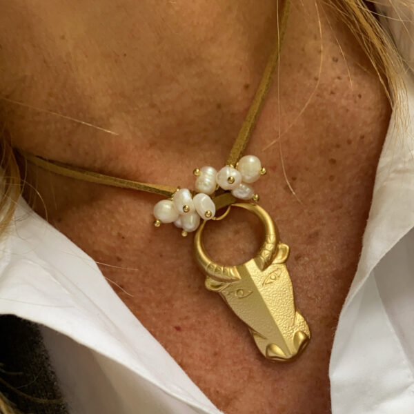 Collar cabeza dorado mate con perlas naturales