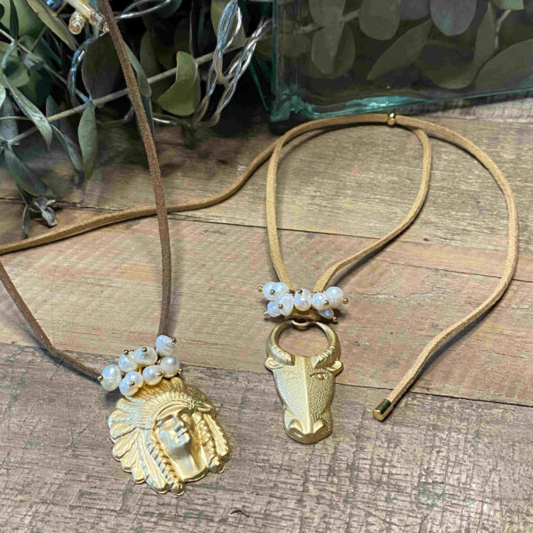 Collar cabeza dorado mate con perlas naturales - Imagen 2