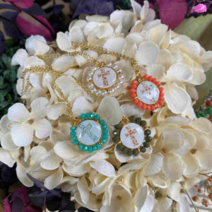 Collar cadena con medalla cruz cristales de colores o perlas
