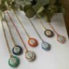 Collar cadena con medalla cruz cristales de colores o perlas - Imagen 2