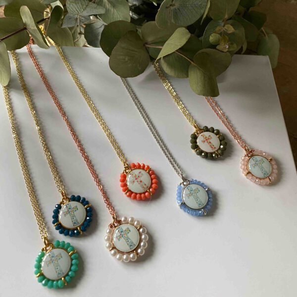 Collar cadena con medalla cruz cristales de colores o perlas - Imagen 2