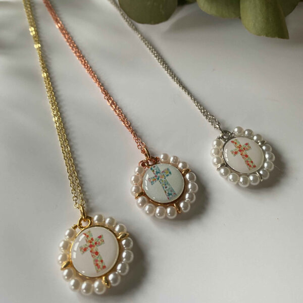 Collar cadena con medalla cruz cristales de colores o perlas - Imagen 3