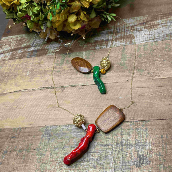 Collar rama de coral con pieza madera y bola bronce bañado. - Imagen 2