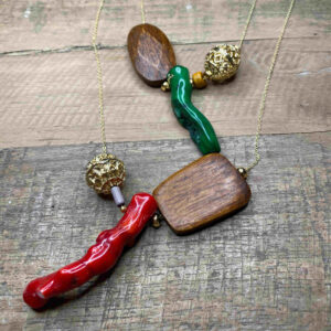 Collar rama de coral con pieza madera y bola bronce bañado.