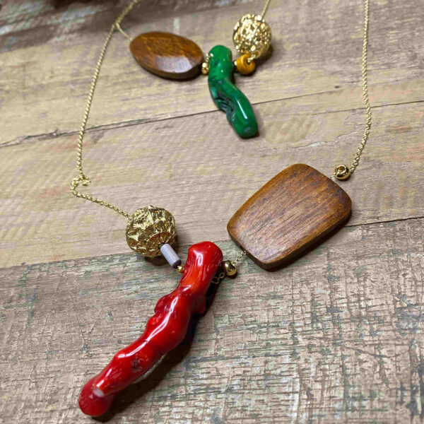 Collar rama de coral con pieza madera y bola bronce bañado. - Imagen 5