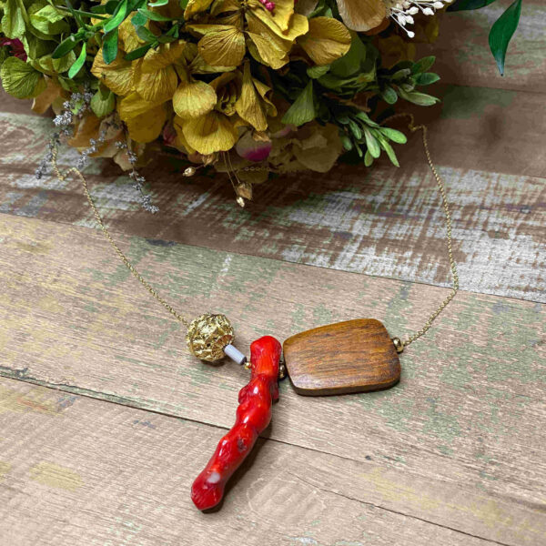 Collar rama de coral con pieza madera y bola bronce bañado. - Imagen 3
