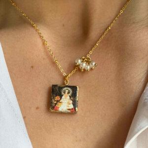 Gargantilla lava con esmalte virgen de Covadonga y piño perlitas