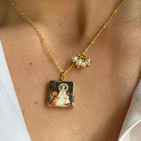 Gargantilla lava con esmalte virgen de Covadonga y piño perlitas