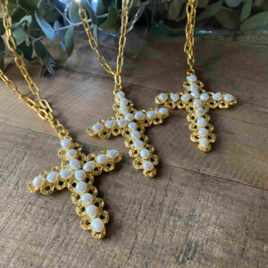 Collar cruz metal dorado con perlas naturales