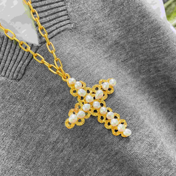 Collar cruz metal dorado con perlas naturales - Imagen 2