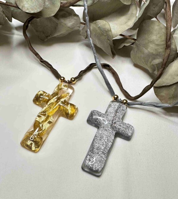 Collar cruz metacrilato con cordón de seda