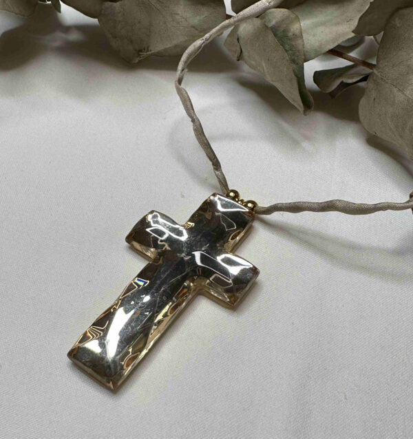 Collar cruz metacrilato con cordón de seda - Imagen 2