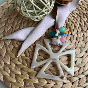 Collar cruz resina con piedras y perlas naturales.