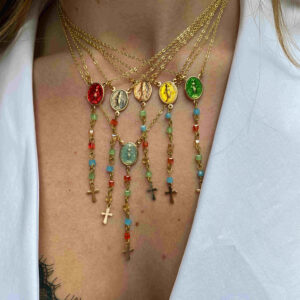 Collar escapulario con cadena cristales de colores