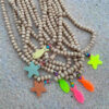 Collar bolas de madera con estrella o pez - Imagen 2