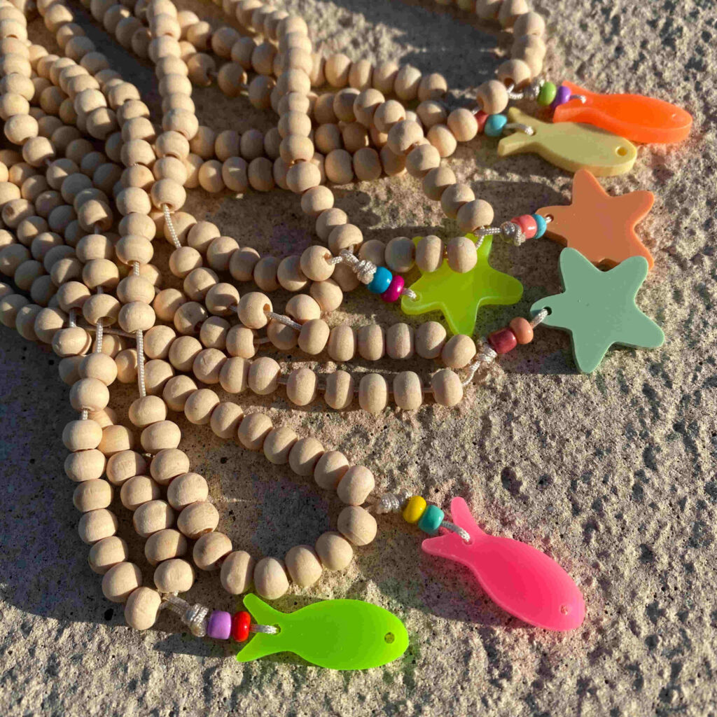Collar bolas de madera con estrella o pez