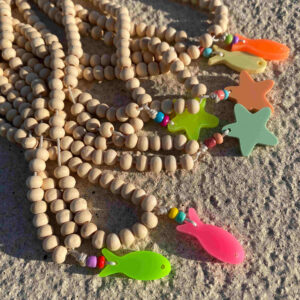Collar bolas de madera con estrella o pez