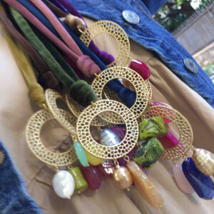 Collar chapa dorada mate con piedras y cordón terciopelo
