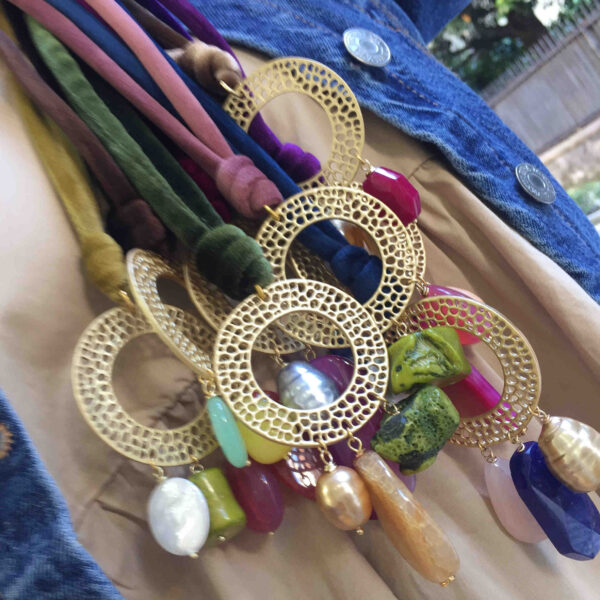 Collar chapa dorada mate con piedras y cordón terciopelo