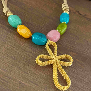 Collar cruz metálica con piedras naturales.