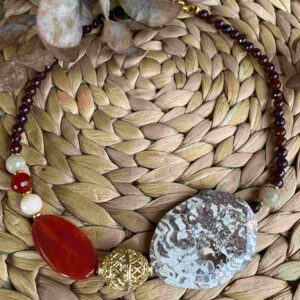 Collar con piedras naturales y metales