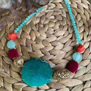 Collar con piedras naturales y metales.