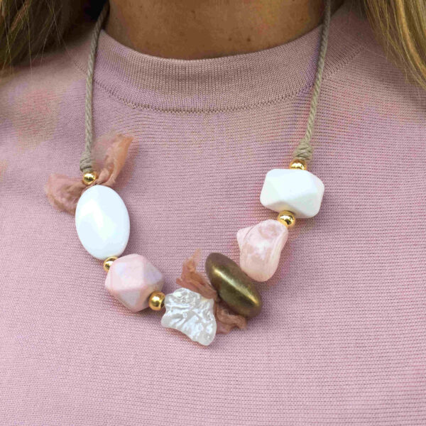 Collar resinas blancas y rosas - Imagen 4