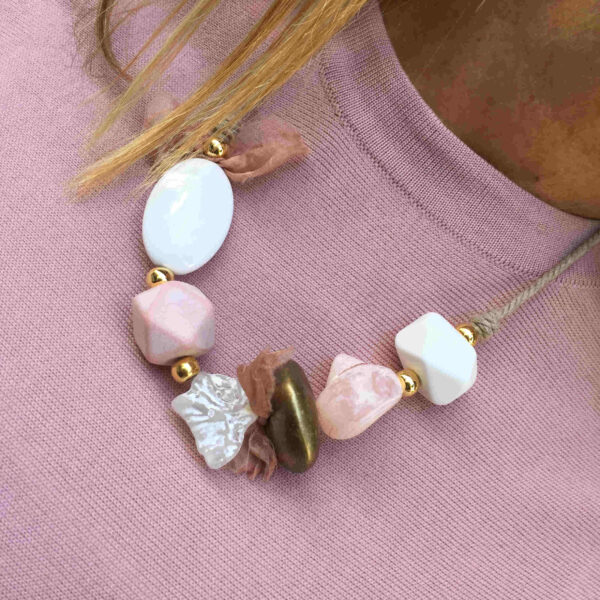 Collar resinas blancas y rosas - Imagen 3