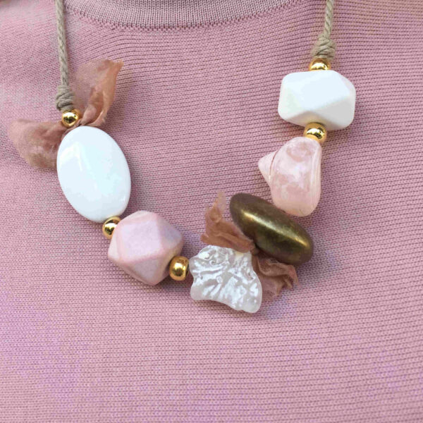 Collar resinas blancas y rosas - Imagen 2