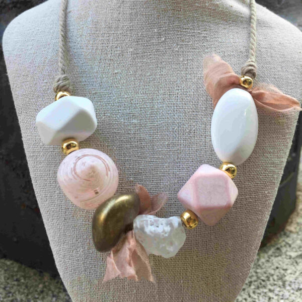 Collar resinas blancas y rosas