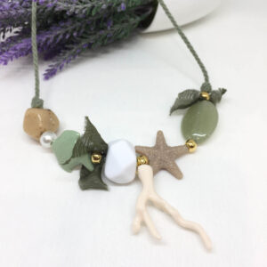 Collar resinas tonos verdes y beiges