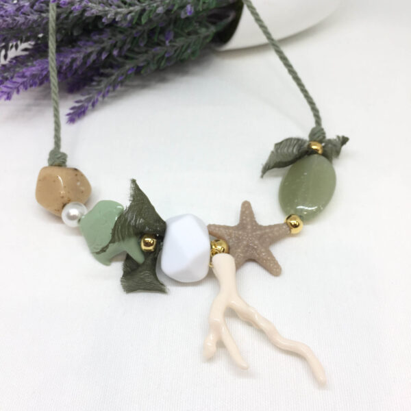 Collar resinas tonos verdes y beiges