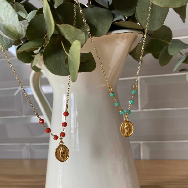 Collar cadena con cristales y medalla dorada - Imagen 2
