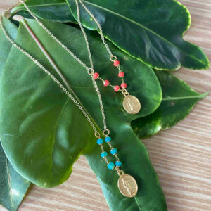 Collar cadena con cristales y medalla dorada