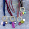 Collar chapa dorada mate con piedras y cordón terciopelo - Imagen 3