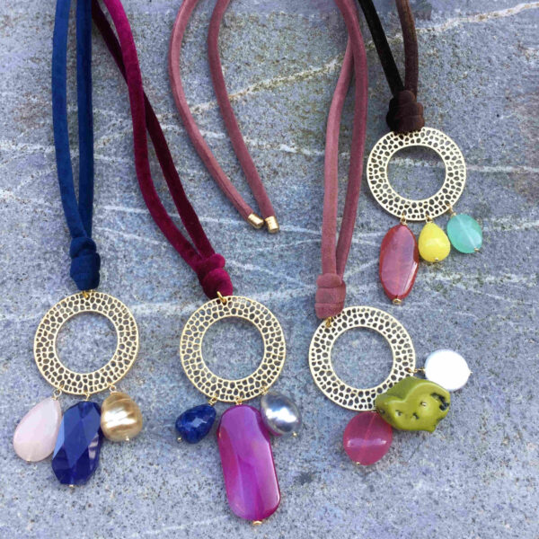 Collar chapa dorada mate con piedras y cordón terciopelo - Imagen 3