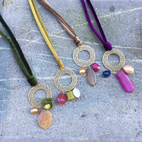 Collar chapa dorada mate con piedras y cordón terciopelo - Imagen 2