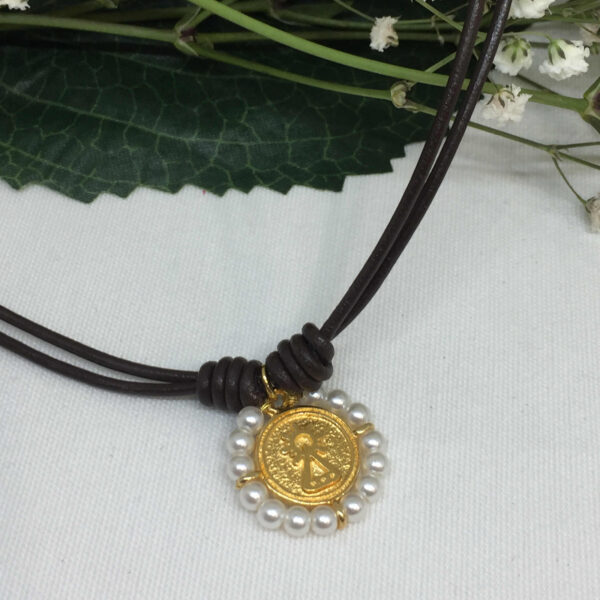 Gargantilla cuero marrón con  medalla Virgen de Covadonga - Imagen 2