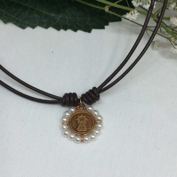 Gargantilla cuero marrón con  medalla Virgen de Covadonga - Imagen 3
