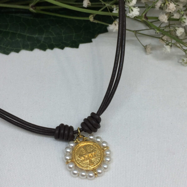 Gargantilla cuero marrón con  medalla Cruz de la Victoria - Imagen 3